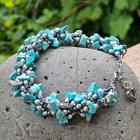 Buntes Armbandaus türkisfarbigen Steinen und silbernen Perlen