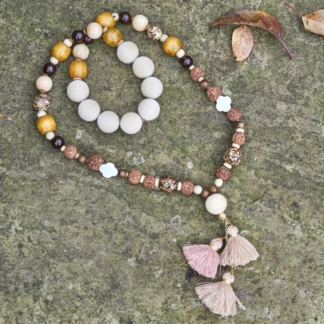 Bunte Halskette aus großen Perlen mit Quasten, Mala-Kette