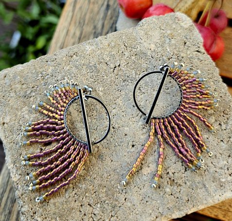 Bunte Ohrringe mit Fransen aus dekorativen Perlen in Kupferfarbton